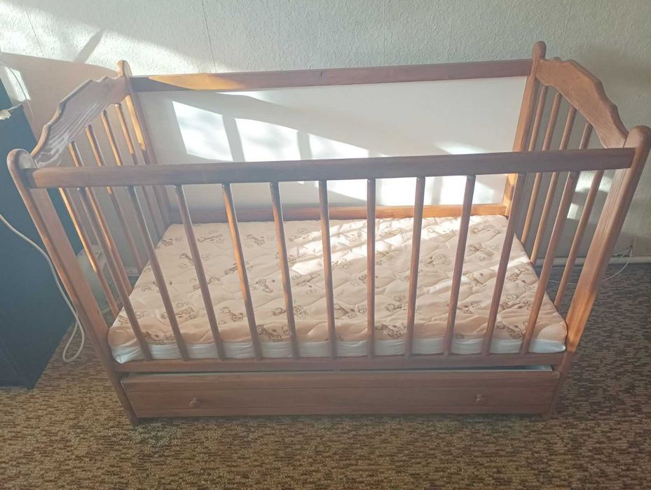 Бебешка дървена кошара, нов. матрак.