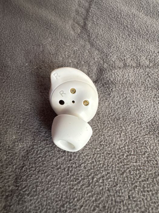 Buds правый белый наушник в идеале.