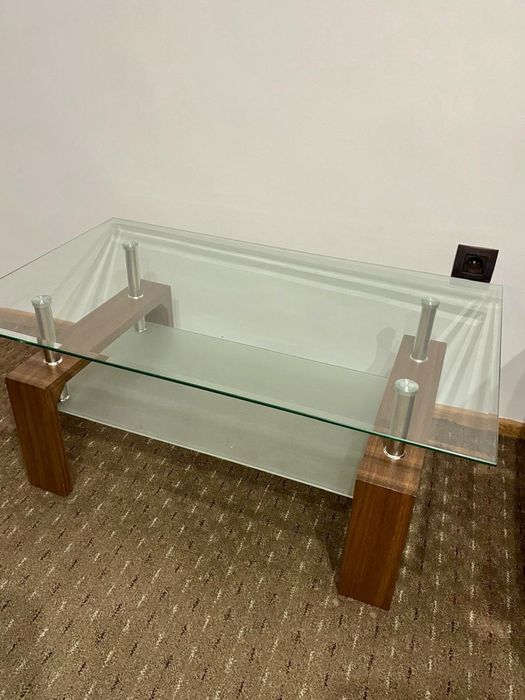 Măsuță de cafea cu blat de sticlă și picioare din MDF