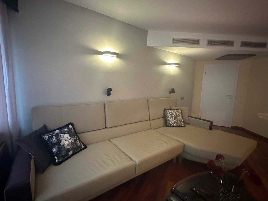 Нов ъглов поръчков  диван с лежанка от естествена кожа