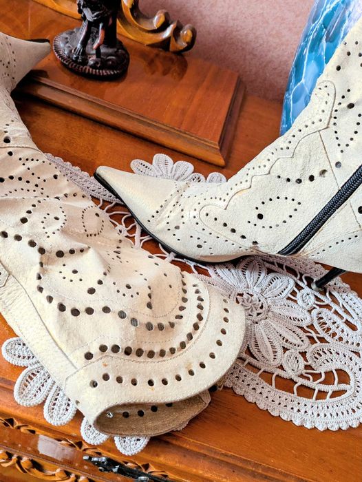 Cizme Elegante de Vară din Piele Întoarsă Bej cu Decupaje Laser