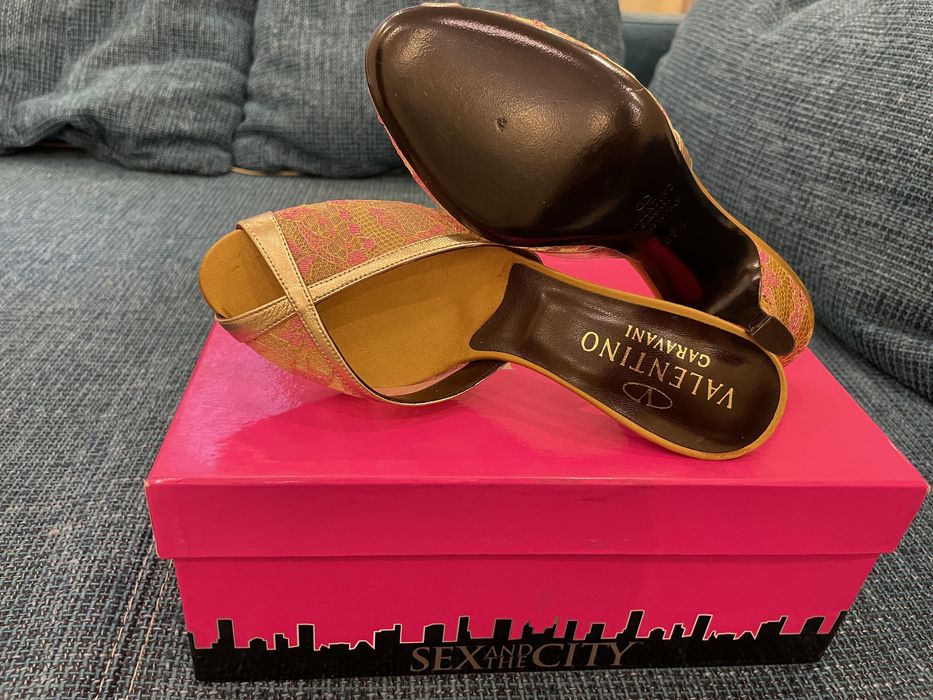Продавам сандали Velentino