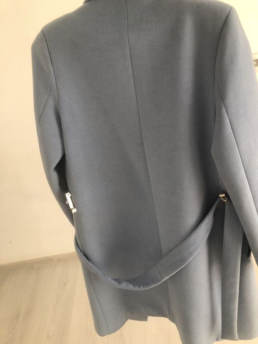 Пальто голубого цвета