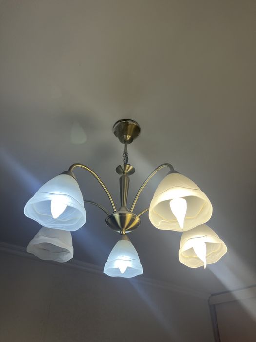 Продам 2 люстры.