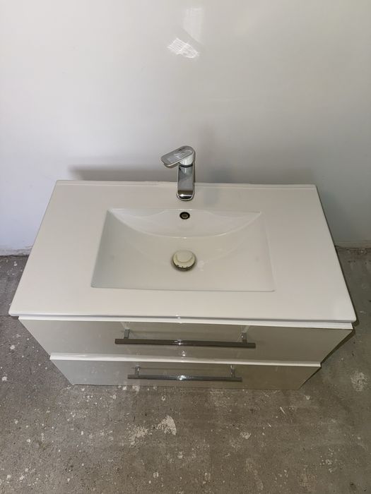 Vand vas toaleta cu rezervor , mobilier baie cu chiuveta si baterie