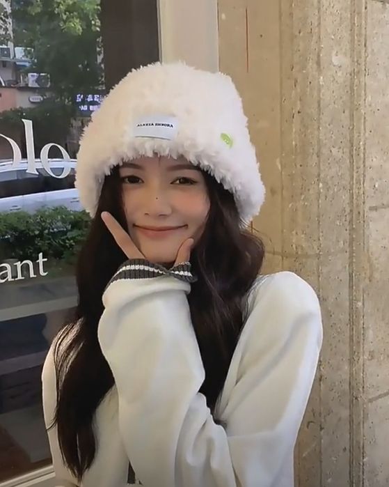 Теплая и мягкая женская шапка в белом цвете с пуговками