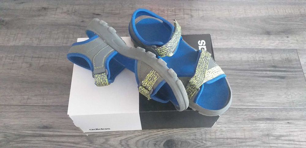 Детски оригинални маратонки на Адидас и сандали 40 номер-50лв.