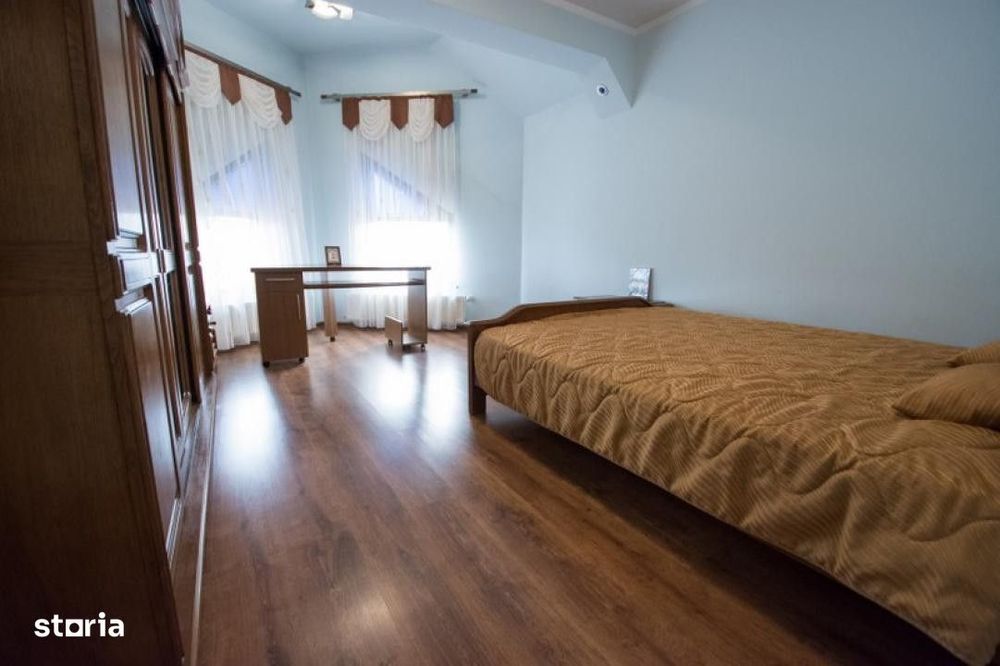 Vila 4 camere  cu piscina in Bucov.