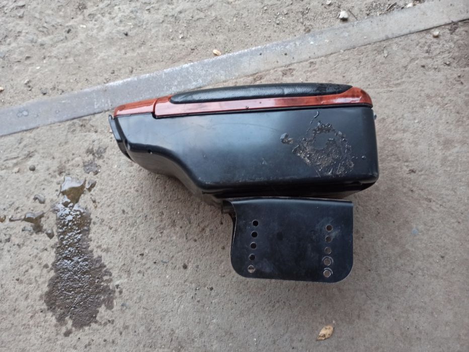 Продам подлокотник и полики для авто