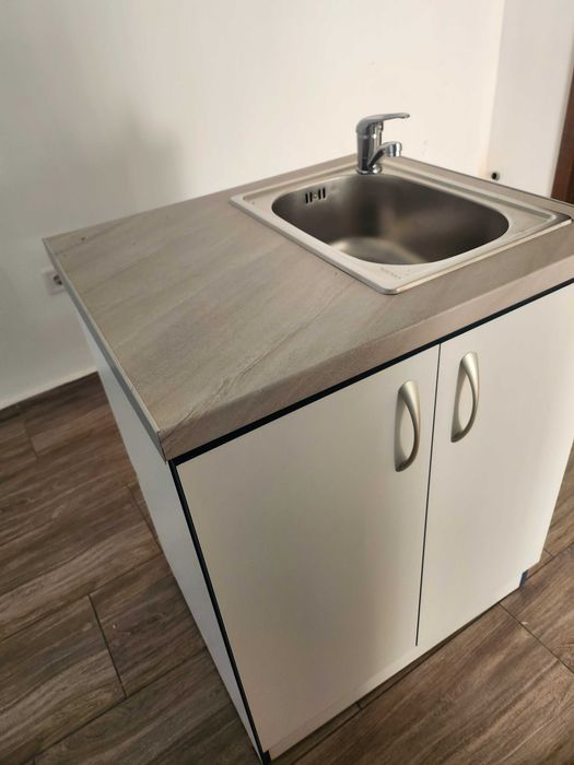 Продавам нов кухненски шкаф със мивка