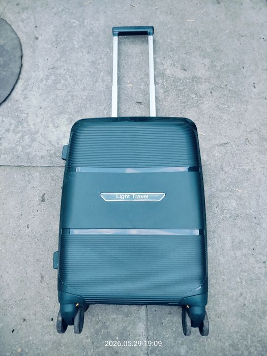 Продам чемодан " Light Travel "