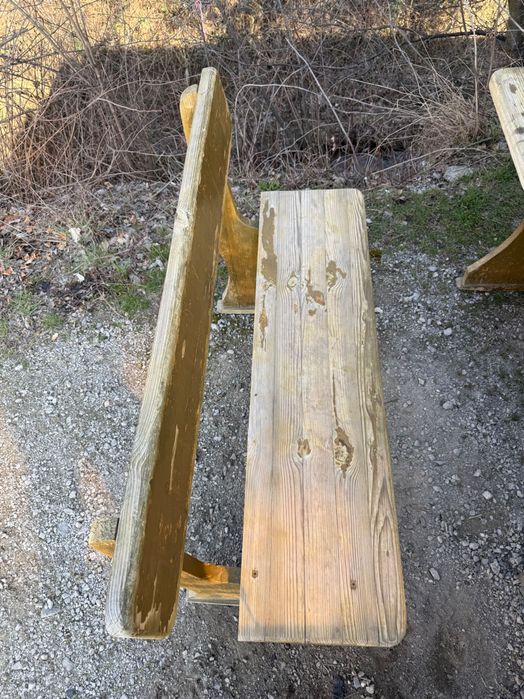 Дървена маса с две пейки