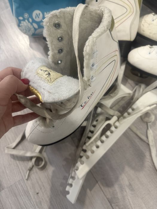 Продам коньки 32,35 размера