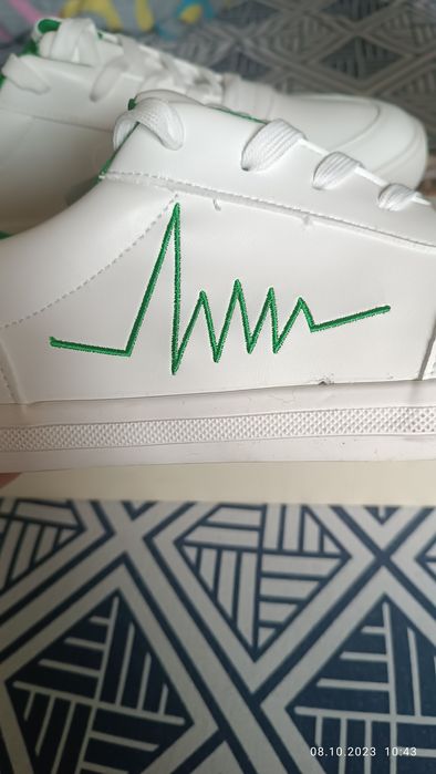 Совершенно новые кроссовки 44 размера