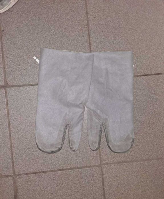 Резиновые трехпалые перчатки