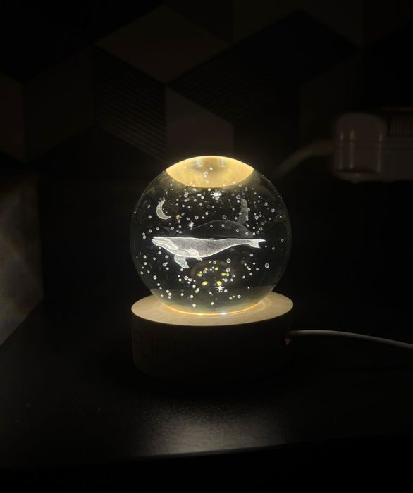 Lampă de veghe Balenă cu bilă de cristal și încărcare USB