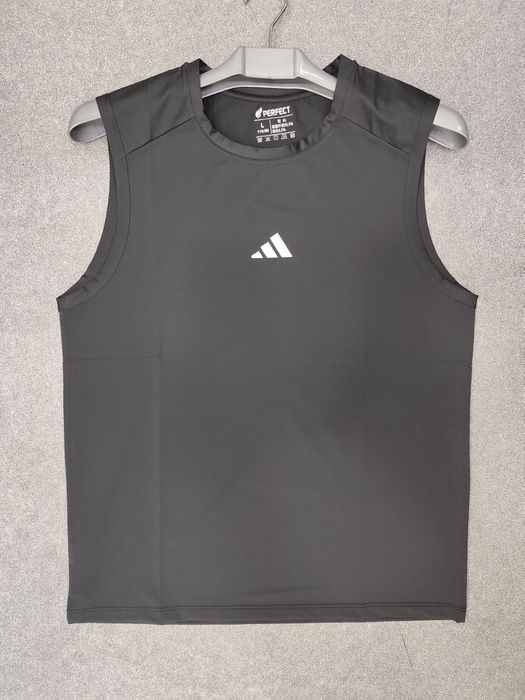 Спортивные футболки Adidas.