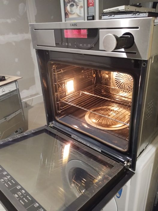 Мултифункционална фурна AEG Competence Конвектомат Steam