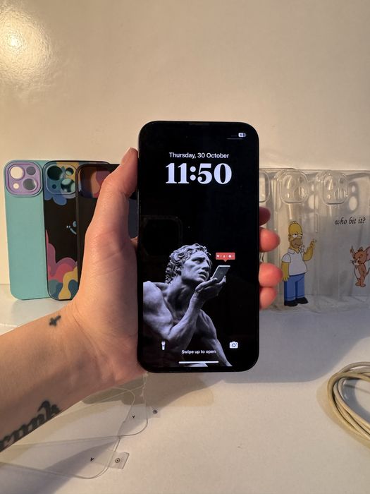 Iphone 13 256gb Midnight black (тъмносин) с 9 калъфа и 4 протектора