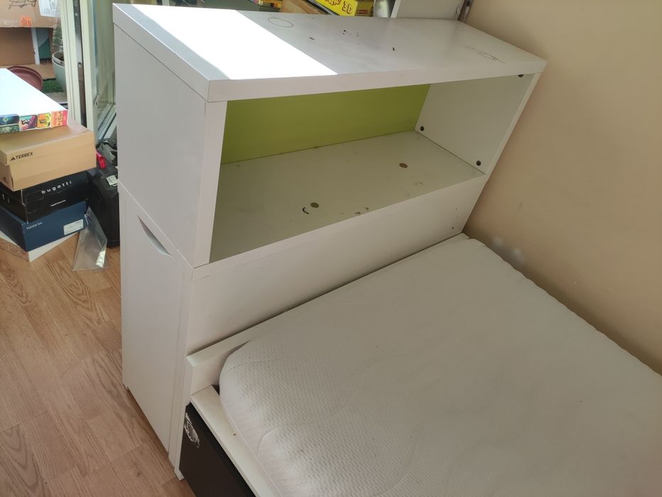 Продавам легло единично с матрак и рамка