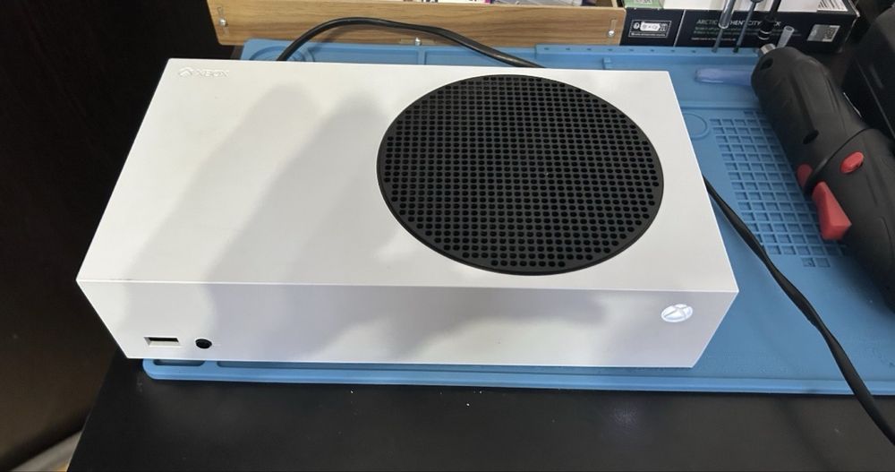 Xbox series s defect( cred ca are un scurt placa de baza) (fara sursa)