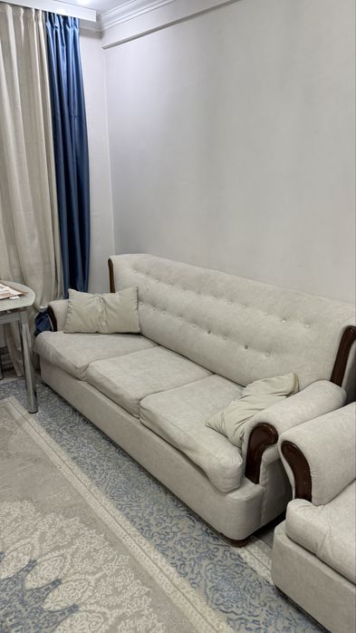 Диван светлого цвета