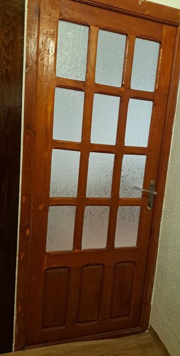 Vând 6 uși din lemn de brad