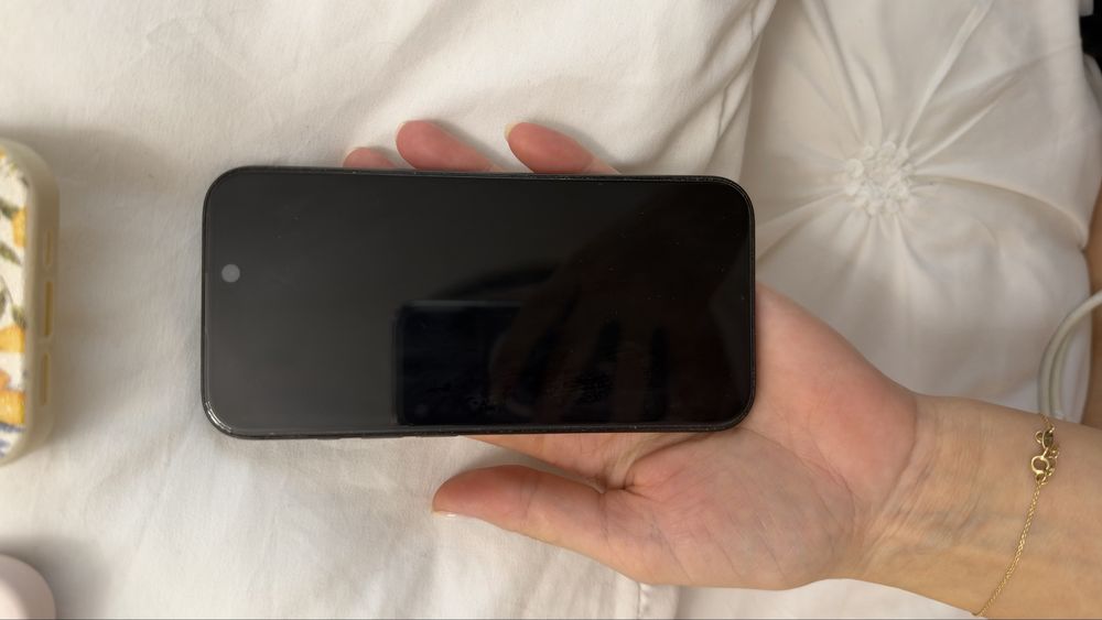 iPhone 15 Pro 128 GB, negru, + 3 huse incluse