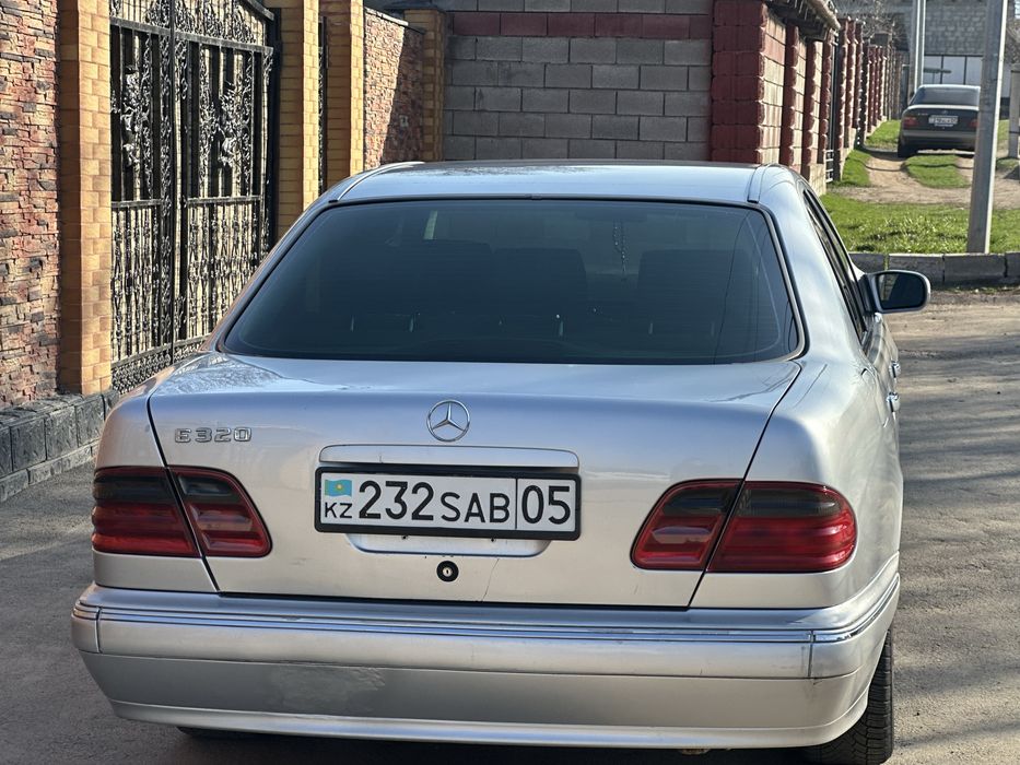 В продаже крышка багажника