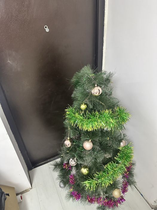 Продам елку искуственную