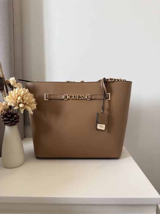 Сумочки от бренда Guess