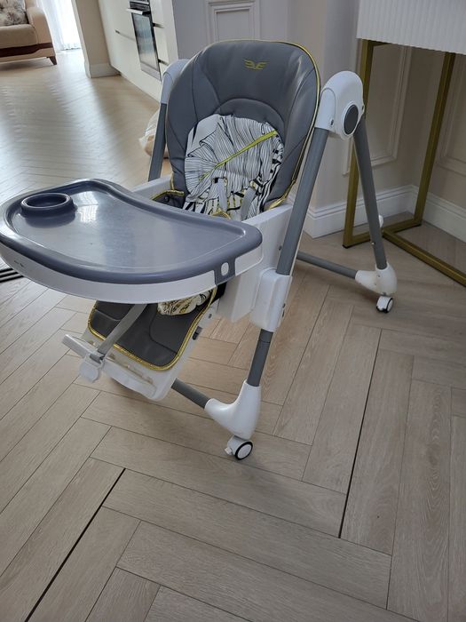 Срочно продам детский стол обеденный...