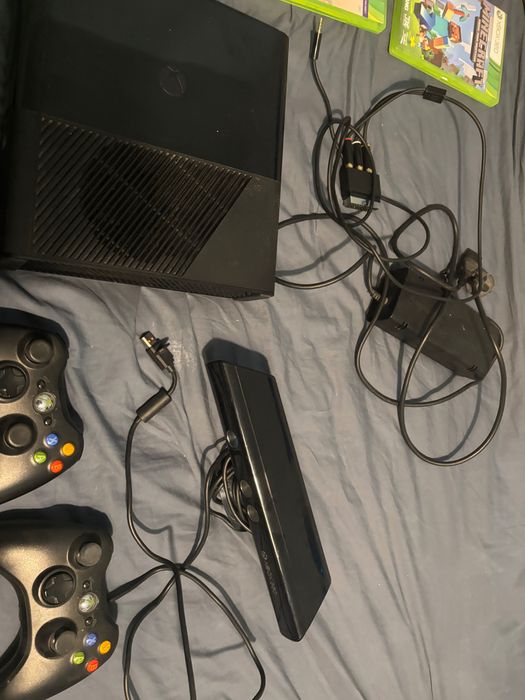Xbox 360 E + Kinect + 2 Controllere + 6 Jocuri | Minecraft, Forza Horizon