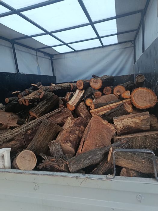 Ағаш көмірлер бар