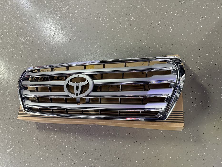 Решетка радиатора Toyota Land Cruiser 200