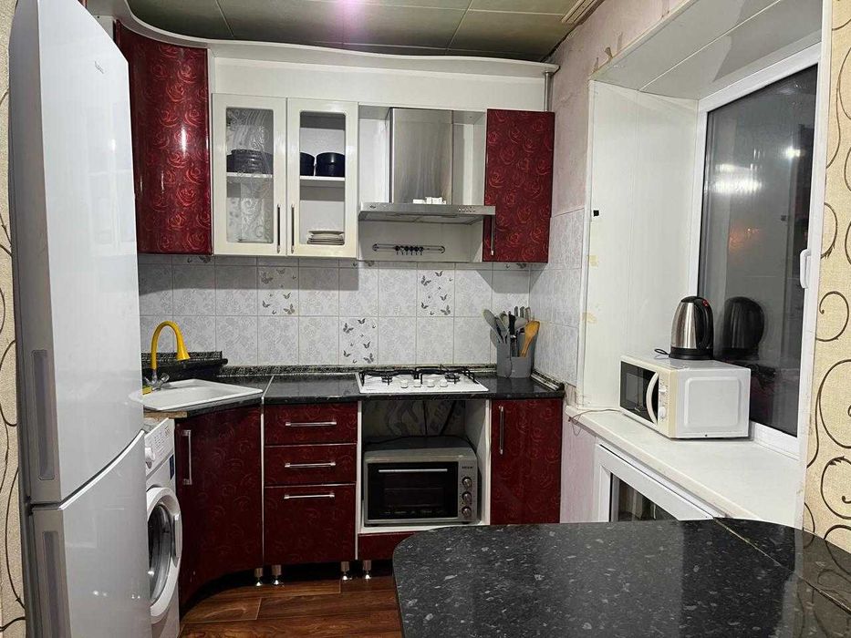 Продам 2комн студию возле Аян пассажа. 2эт.