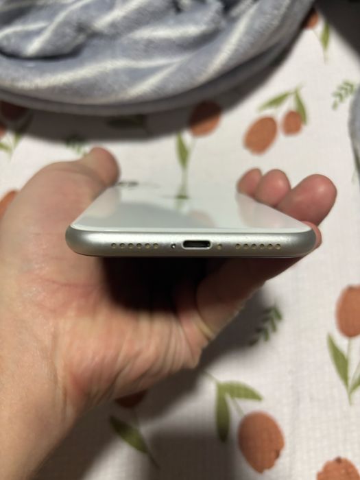 Продам айфон 11 белый на 64гб