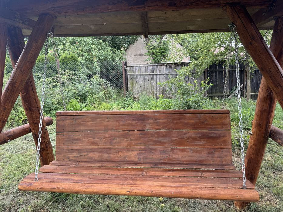 Balansoar din lemn masiv cu acoperis.