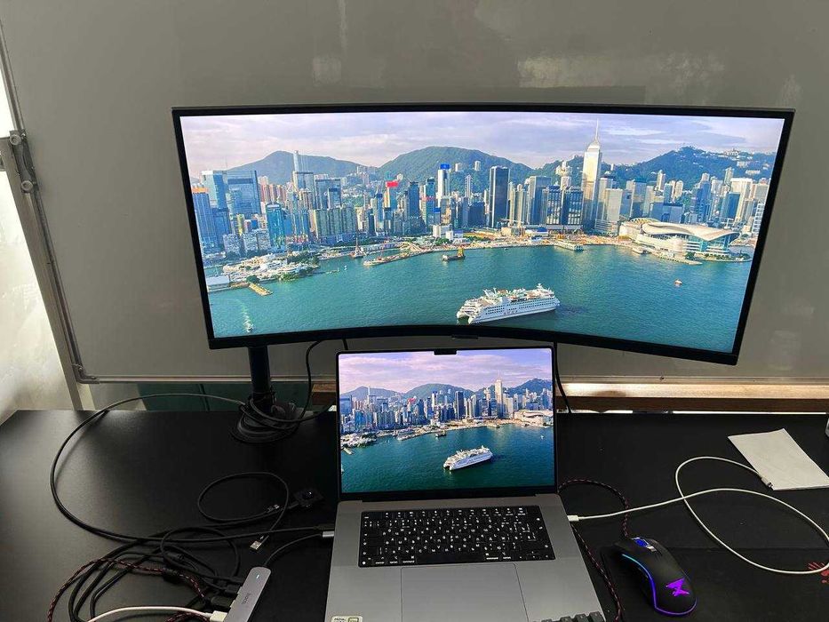 Монитор изогнутый Samsung