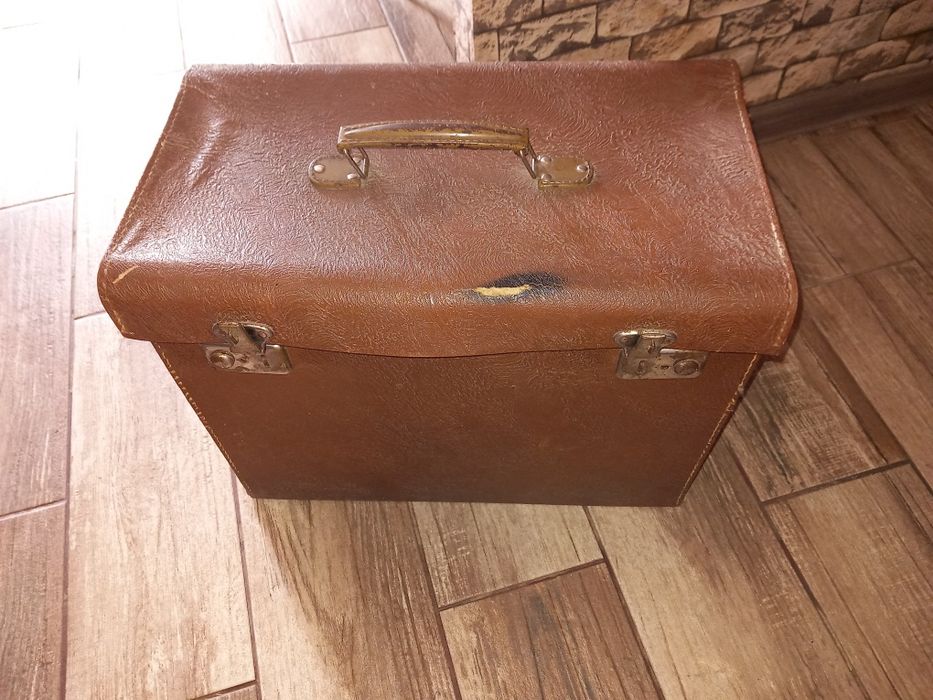 Vând mașină de cusut