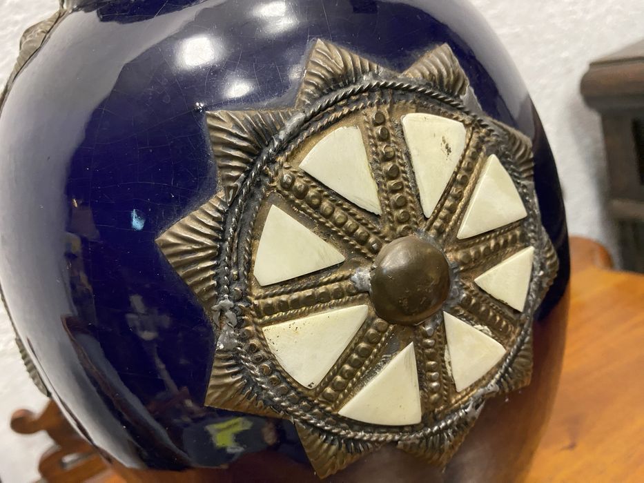 Мароканска синя керамична ваза с месинг и кост, 1930 1950