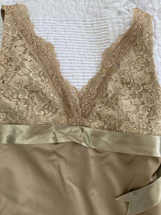 Официална рокля ,цвят златно