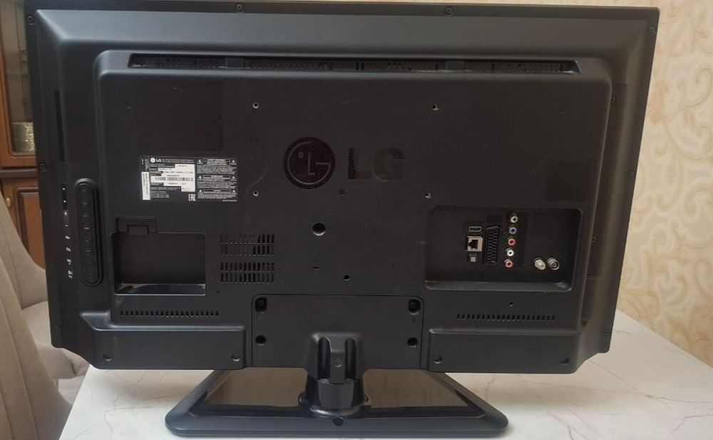 Телевизор LG  82 см диагональ