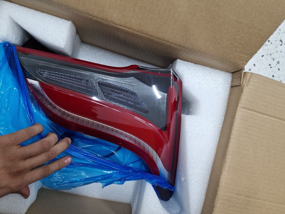 Задний фонарь на Hongqi E-QM5