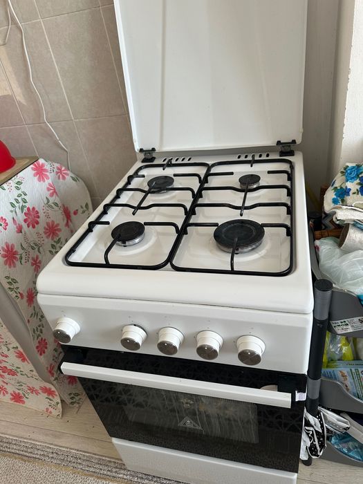 Газ плита и кухный гарнитур