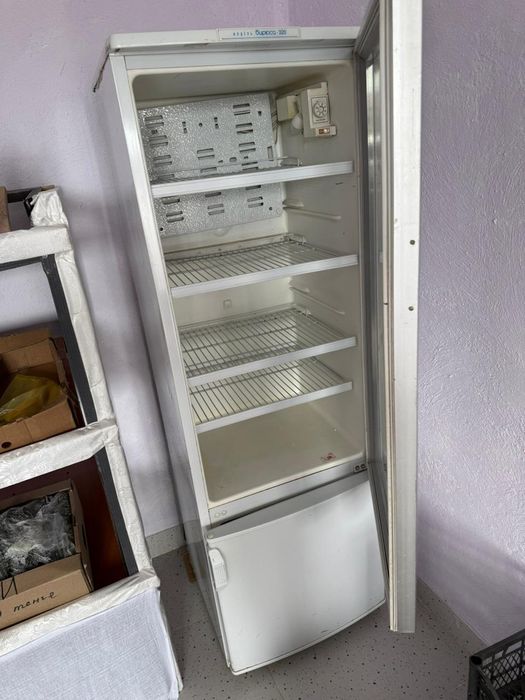 Холодильник стеклянной дверью