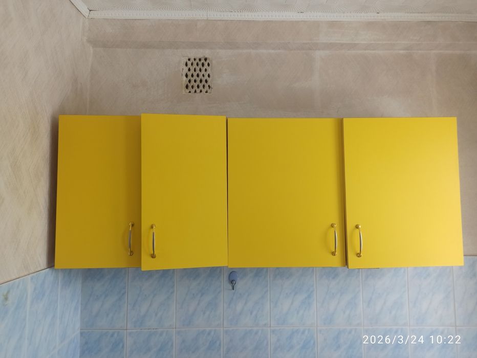 Продам холодильник рабочий и шкафчики на кухню