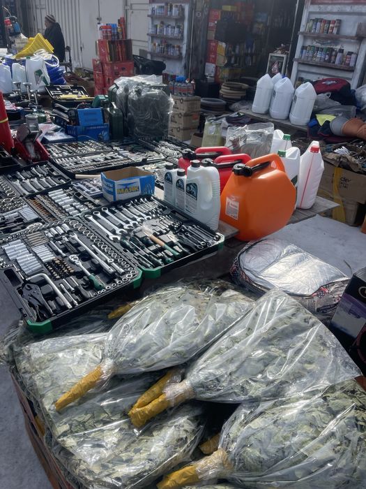 Продам 3 контейнера в ряд вместе с товаром