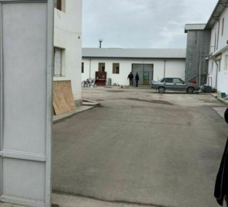 Продаётся 1 га производственная база.