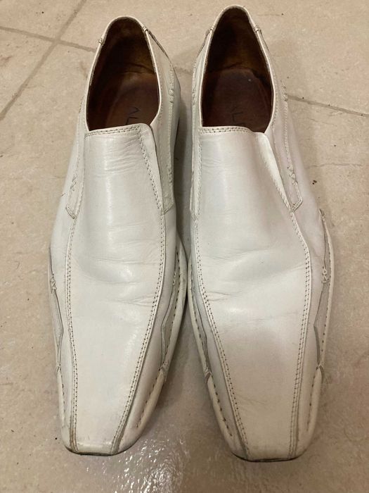 Екстравагантни бели обувки търсят своя нов собствек